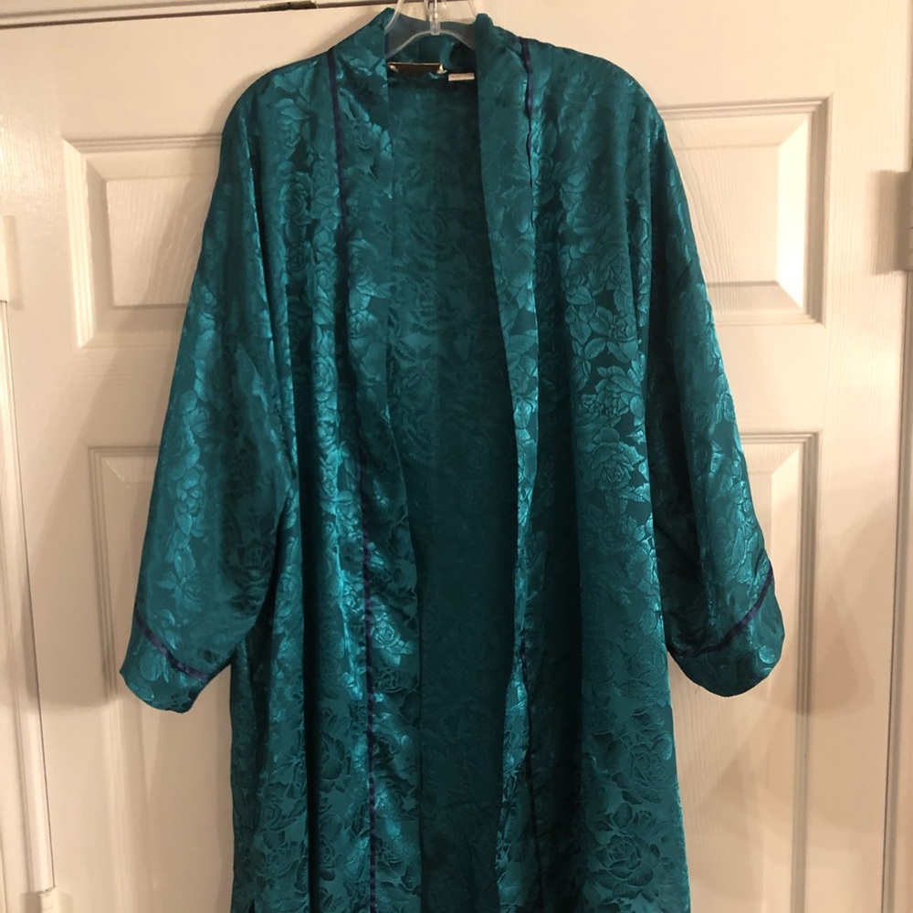 Beautiful Victoria’s Secret Robe EUC